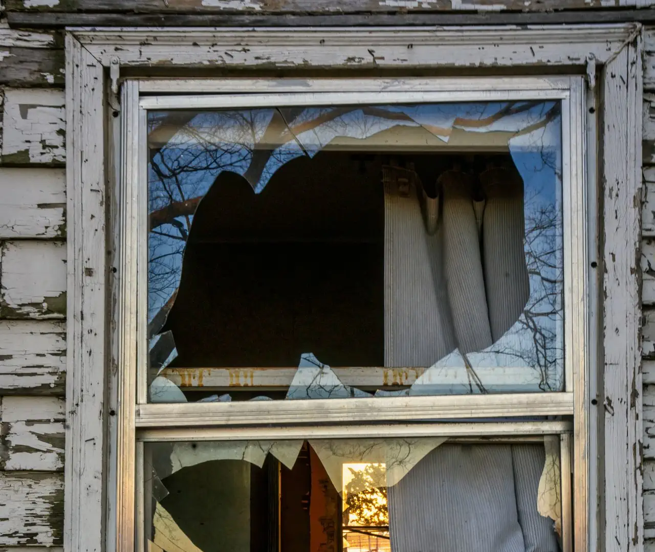 window-glass-need-replacment